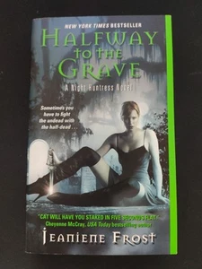 Halfway to the Grave: A Night Huntress Novel von Jeaniene Frost Zustand gut[8] - Bild 1 von 2