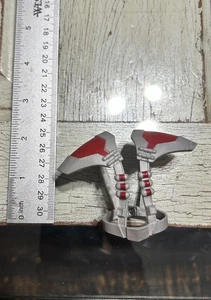 Marvel Legends Custom Fodder Omega rote Schulterpolster und Gürtelgurt - Bild 1 von 3