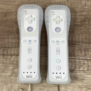 2x LOT - OEM Nintendo Wii Remote WiiMote Original Official Controller + Sleeve - Picture 1 of 3