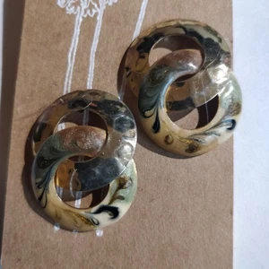 Ohrringe Doppel Creolen gestempelt Design goldfarben und hellbraun bemalte Blätter - Bild 1 von 5