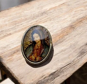 Vintage Our Lady of Guadalupe Lapel Pin Gold Tone Oval Catholic Religious - Picture 1 of 6
