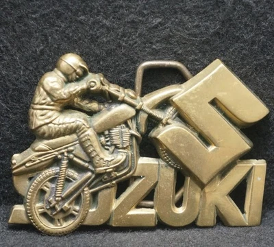 XC05110 VINTAGE 1980 ***SUZUKI*** FABRICANTE DE MOTO DE CROSS HEBILLA DE CINTURÓN DE LATÓN MACIZO Foto 1 de 2