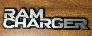 Dodge Ramcharger D150 D250 W150 1981 1986-1993 emblema insignia capó - Imagen 1 de 5