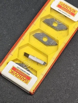 5pc Sandvik MATR 3-NT01F-180-A 1105 Carbide Threading Inserts NPT 60° Machinist  - Image 1 of 2