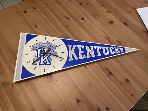 Vintage University Of Kentucky UK Wildcats Pennant Wall Clock Tested Works Cover