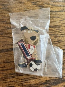 FIFA World Cup USA 1994 Pin Mascot Striker Posing with Snickers Bar & Match Ball - Picture 1 of 2