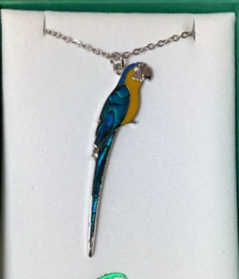 Macaw Inlaid Paua Shell Pendant On A Chain - Imagem 1 de 3