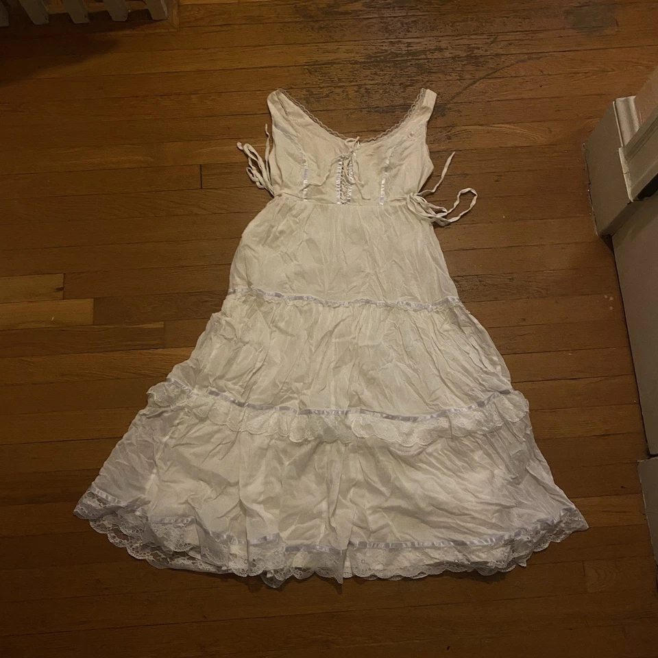 VESTIDO BOBBIN UNIF TALLA M BLANCO FAIRYCORE DREAMY COTTAGECORE Foto 1 de 4