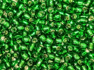 20gms Toho size 8/0 Beads - Colour 27B - Sparkling Emerald Green Silver Lined - Picture 1 of 3