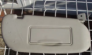 VW Sharan Sonnenblende vorne rechts mit Spiegelbeleuchtung perlgrau, 7M0857552AH - Bild 1 von 1