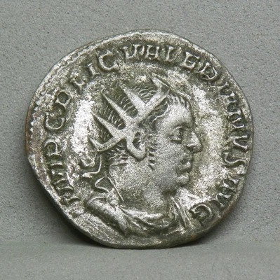 VALERIAN I, AR Anton. 253-260 AD. Rev, Victory standing (AD-8) - Image 1 of 2