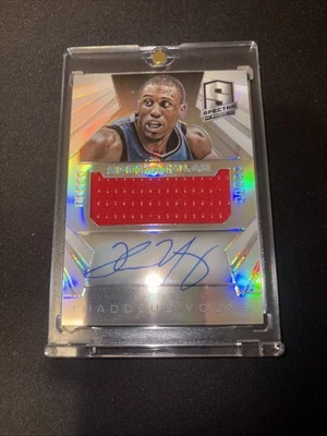 2014-15 Panini Spectra Spectacular Swatch Signatures/149 Thaddeus Young Auto Foto 1 de 2