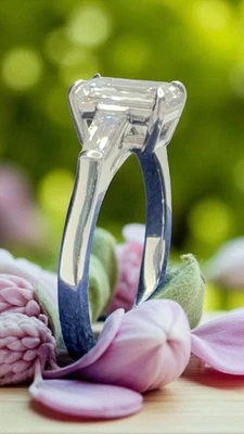 Anillo de diamante de corte esmeralda cultivado en laboratorio D VS1 autenticado por GIA de 2.30 Ct Platino Foto 1 de 4