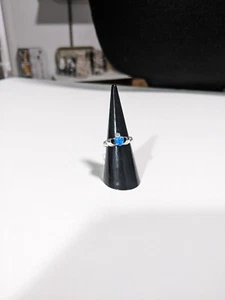 Ring Herz gehalten mit Händen Claddagh Ring blau Opal farbig Größe 8 - Bild 1 von 2