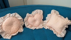 3 Vintage Peach Eyelet Bed Toss Pillows heart-shaped Round decorative - Picture 1 of 7