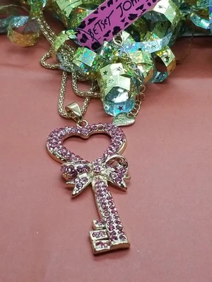 COLLAR COLGANTE BETSEY JOHNSON CON INCRUSTACIÓN DE CRISTAL ROSA BRILLANTE CORAZÓN CON LLAVE LAZO Foto 1 de 4