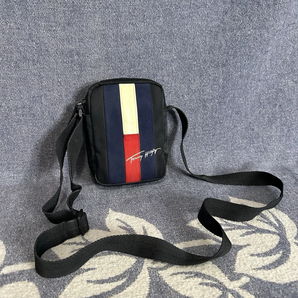Tommy Hilfiger Bandolera Bolso Negro Azul Correa Ajustable Bolsillos con Cremallera Logo Foto 1 de 4
