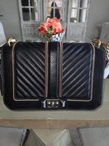 Neu mit Etikett Rebecca Minkoff Love Chevron gesteppte schwarze Lederhandtasche Orig 328,00 $ - Bild 1 von 7