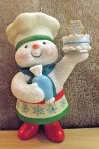 HALLMARK 2021 RECUERDO ADORNO CLUB DULCE MUÑECO DE NIEVE PANADERO NUEVO - Imagen 1 de 12