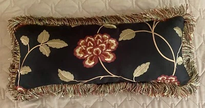 Cepillo de tela con flecos de seda con almohada bordada con acento floral 20”x9” Foto 1 de 4