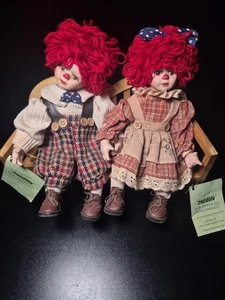 Poupées en porcelaine Seymour Mann Raggedy Ann et Andy sur banc - Photo 1/11