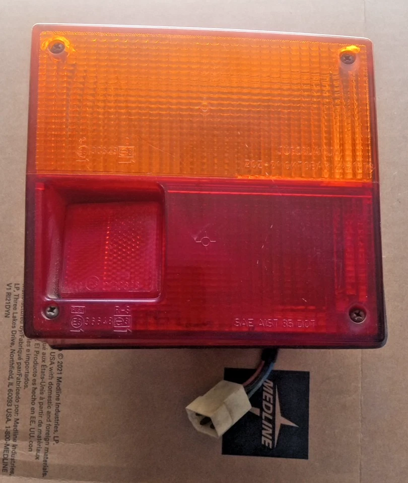 86-91 YUGO GV 右尾灯带琥珀色旋转灯 LOC-173DG — 第 1/4 张图片