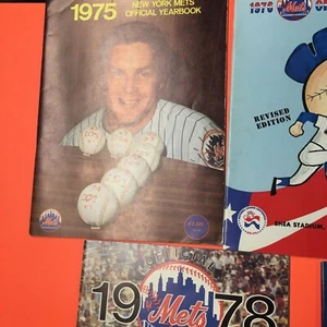 Lot of 5 New York Mets Yearbooks - Picture 1 of 10
