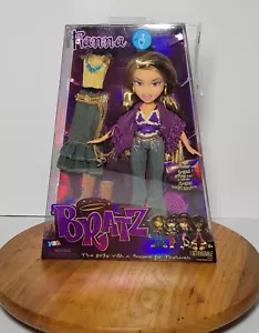 Bratz Original Fianna Serie 3 Fashion Doll con 2 abiti nuova con scatola con etichette - Foto 1 di 9