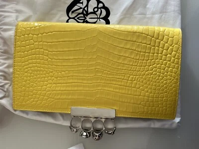 Bolso sin asas Alexander Mcqueen calavera cuatro anillos cocodrilo plano de cuero negro en relieve $1790 Foto 1 de 4