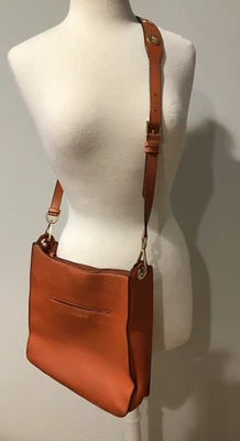 Bandolera Michael Kors Sillín Naranja Cuero Guijarro - Herrajes Tono Dorado Foto 1 de 4