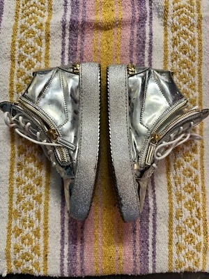 Raras Tenis GIUSEPPE ZANOTTI Plata Charol Talla 39 EE. UU. 10,5 Foto 1 de 4