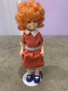Knickerbocker The World Of Annie 1982 muñeca pequeña huérfana Annie de 6" con soporte - Imagen 1 de 5
