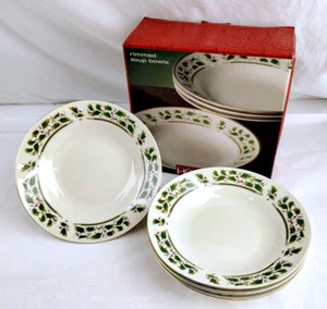 HOME FOR THE HOLIDAYS Holly Holiday 8" Rand Suppe Dessert Schüssel - 4er Set - Neu im Karton - Bild 1 von 5