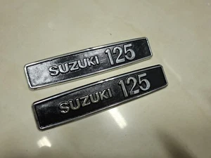 SUZUKI K125-K125M2-M3 EMBLEM SIDE COVER L-R PLASTIC BRAND NEW 1 PAIR - Picture 1 of 4