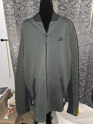 NIKE - HOMBRE Grande Alto - CHAQUETA UNIVERSITARIA TECH VERDE OLIVA NEGRA (sin capucha) Foto 1 de 4