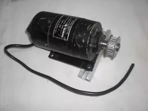 RADIO ENERGIE REo 444 Tachogenerator Dynamo Tachometrique Generator V/tr/mn 0,06 - Bild 1 von 5