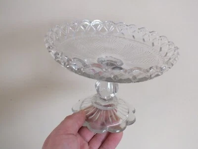 + Ancienne coupe présentoir en cristal moulé, bords ajourés + - Photo 1/4