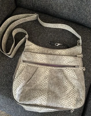 Bandolera Travelon y Bolso de Hombro de Viaje Aspecto de Piel de Serpiente, Expansión con Cremallera Foto 1 de 4