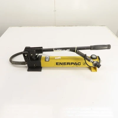 Bomba manual hidráulica ligera de una sola velocidad Enerpac P-391 con manguera Foto 1 de 4