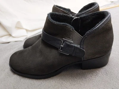 Botas deportivas para mujer talla 9 negras de gamuza botines al tobillo forrados de piel sintética hebilla con cremallera Foto 1 de 4