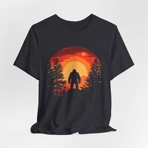 Camiseta EC Geek Toy Shop Bigfoot Sunset Camisa Camping Aire Libre Montaña Amanecer - Imagen 1 de 12