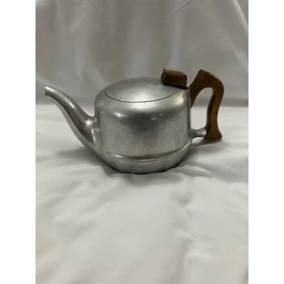 Винтажный чайник Picqout Ware с деревянной ручкой из нержавеющей стали середины века - Изображение 1 из 4