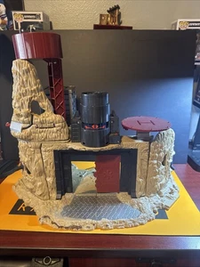 De colección Hasbro Gi Joe Conquest Of Cobra Mountain Headquarters Base Marrón - RARO - Imagen 1 de 8