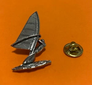 PIN DE PELTRE WINDSURFISTA INSIGNIA BROCHE SOLAPA EN BOLSA DE REGALO CUMPLEAÑOS NAVIDAD - Imagen 1 de 2