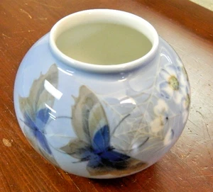 Royal Copenhagen Porzellan - #2390 Vase Schmetterling & Blumen verziert - Bild 1 von 5