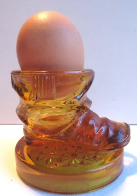 Coquetier en verre ambre: Bottine ou godasse sur terrasse, chaussure, soulier - Photo 1/4