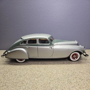Signature 1933 Pierce  Arrow die cast 1:18 scale car - Picture 1 of 20