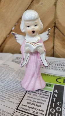 Estatuilla de ángel cantor boca abierta vintage Japón años 60 sostiene libro vestido rosa Foto 1 de 4
