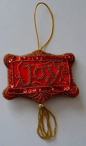 Vintage Hand Perlen FREUDE Weihnachtsschmuck Pailletten verziert rot Satin Gold Perlen - Bild 1 von 4