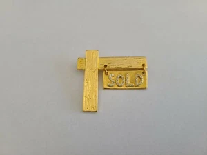 Broche/pin de bienes raíces "vendido" tono dorado de diamantes de imitación #5 - Imagen 1 de 3